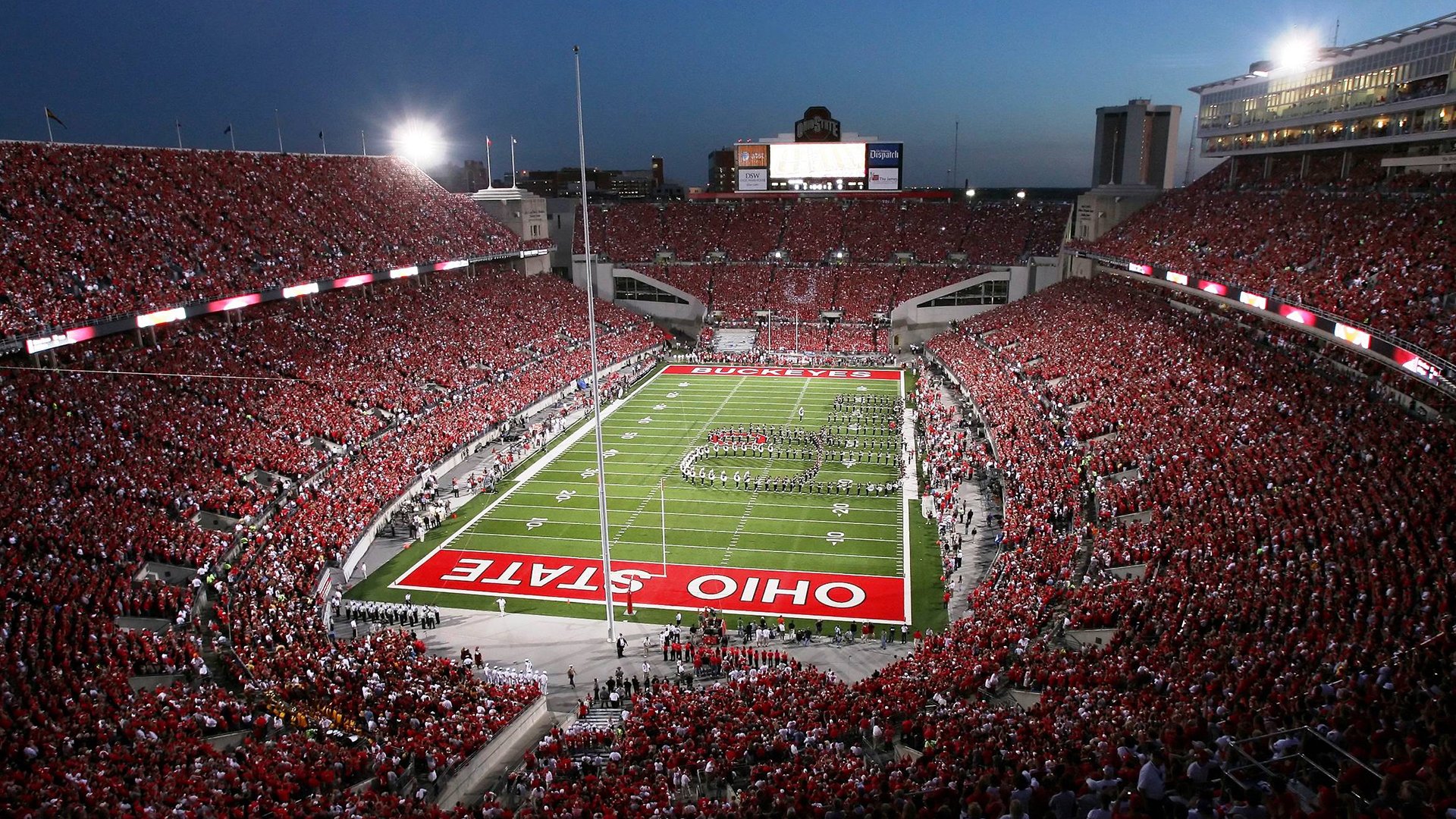 “泥泞之中：越野追逐的血性奋战”，泥泞越野车